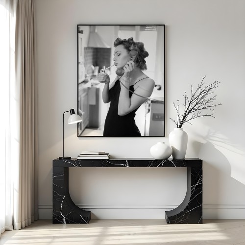 plakat dziewczyna z telefonem nad komodą