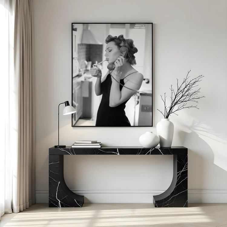 plakat dziewczyna z telefonem nad komodą