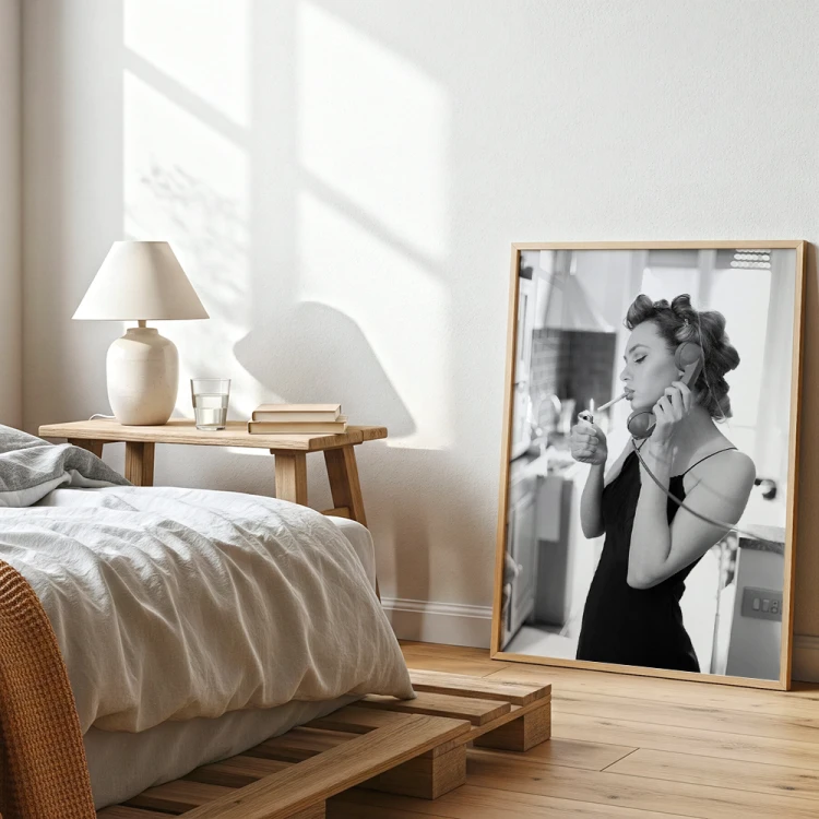 plakat dziewczyna z telefonem w sypialni