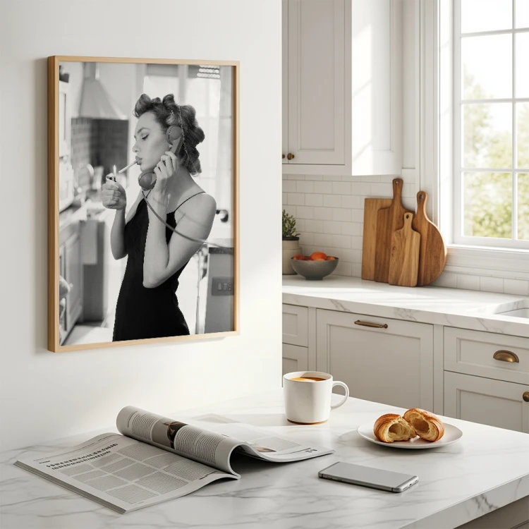 plakat dziewczyna z telefonem w kuchni