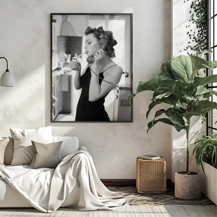 plakat dziewczyna z telefonem w salonie