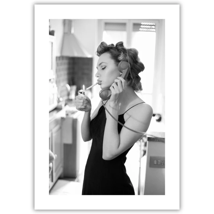 plakat dziewczyna z telefonem z białym obramowaniem