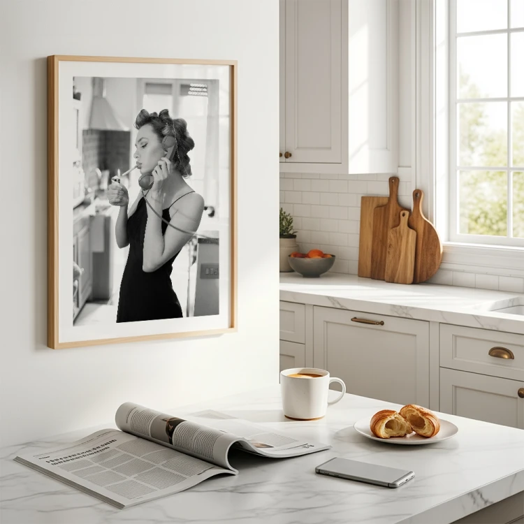 plakat dziewczyna z telefonem z białym obramowaniem w kuchni
