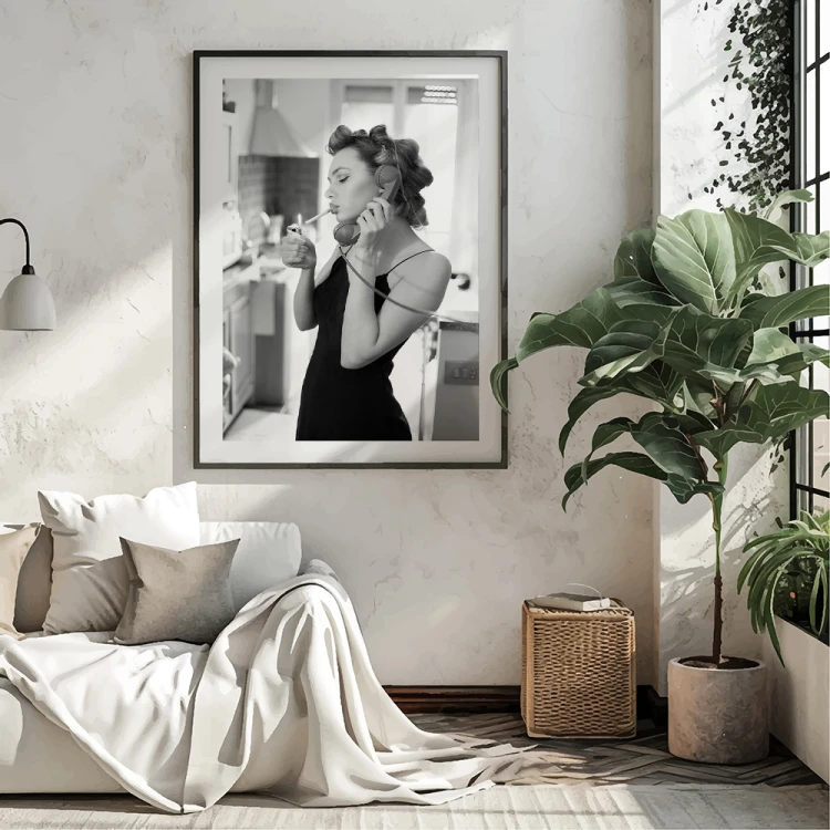 plakat dziewczyna z telefonem z białym obramowaniem w salonie