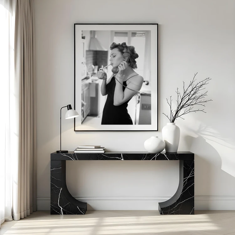 plakat dziewczyna z telefonem z białym obramowaniem nad komodą