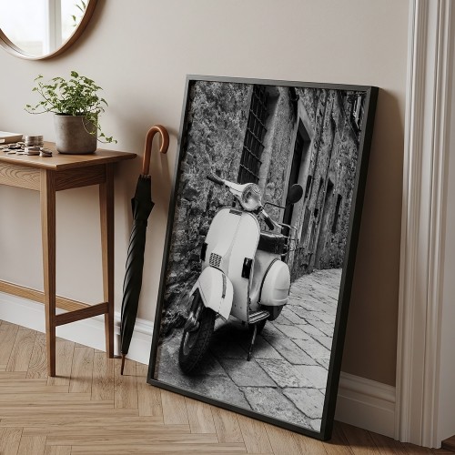 plakat stara vespa w czarnej ramie w przedpokoju
