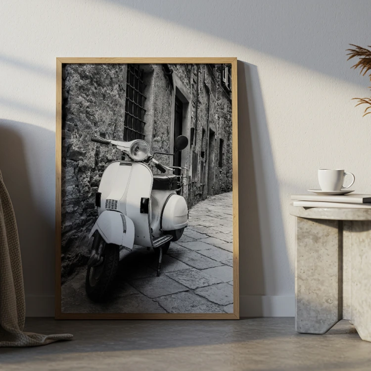 plakat stara vespa w drewnianej ramie w salonie