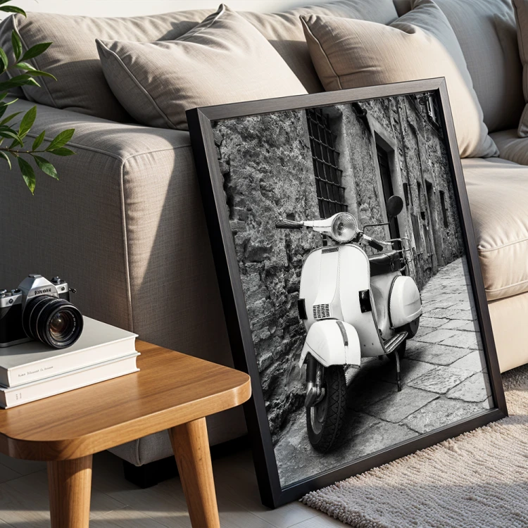plakat stara vespa w czarnej ramie w salonie