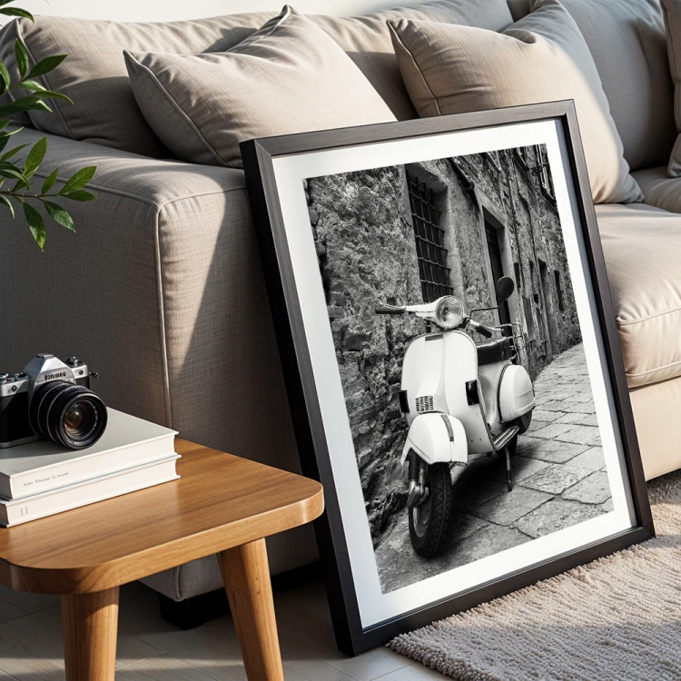 plakat stara vespa z białym obramowaniem w czarnej ramie w salonie