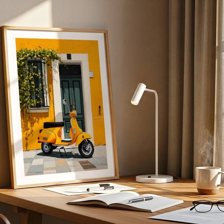 plakat słoneczna vespa z białym obramowaniem na biurku
