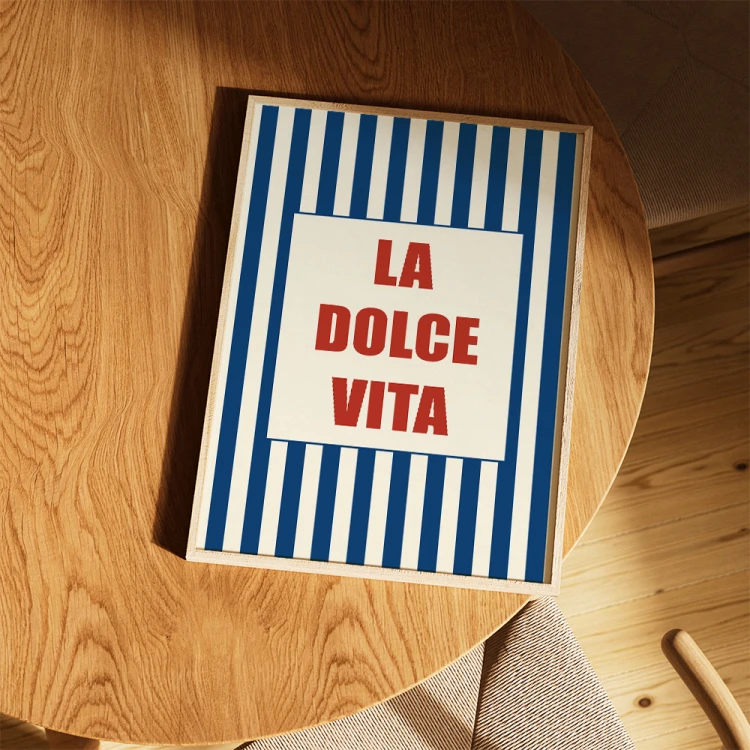 plakat la dolce vita retro na stole