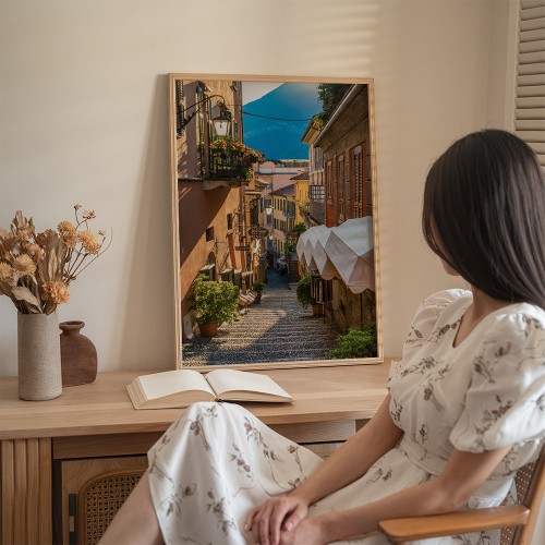 plakat bellagio uliczka nad jeziorem como na biurku