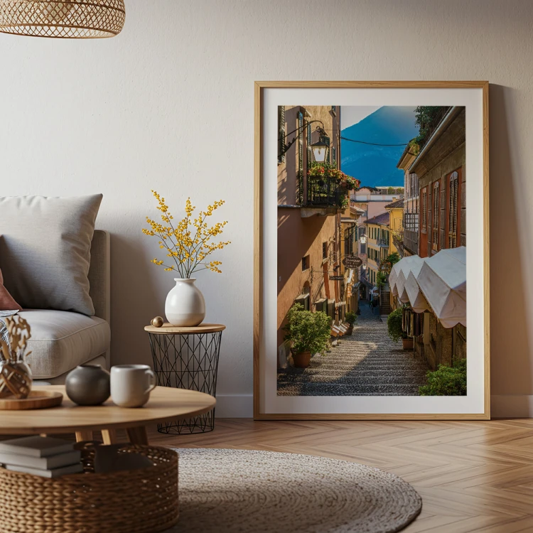 plakat bellagio uliczka nad jeziorem como z białym obramowaniem w salonie