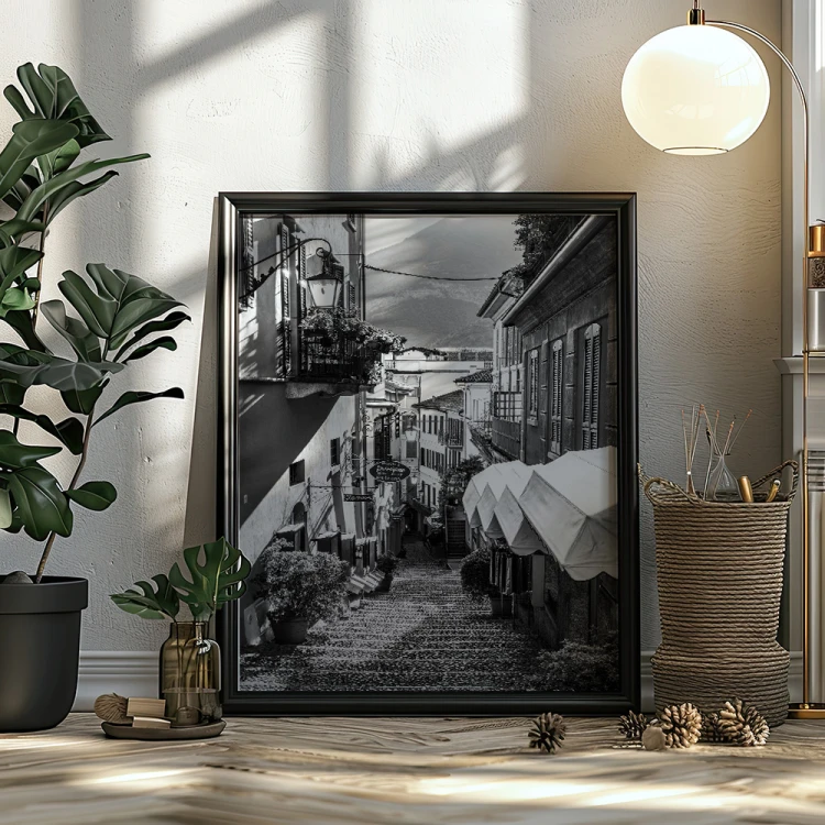 plakat bellagio uliczka nad jeziorem como w czerni i bieli w czarnej ramie