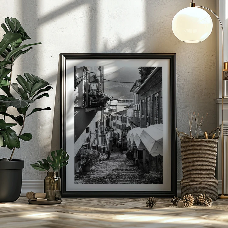plakat bellagio uliczka nad jeziorem como w czerni i bieli z białym obramowaniem w czarnej ramie