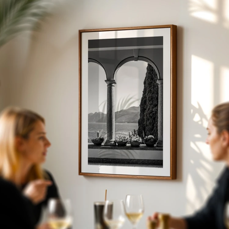 plakat varenna widok na jezioro Como w czerni i bieli z białym obramowaniem w restauracji