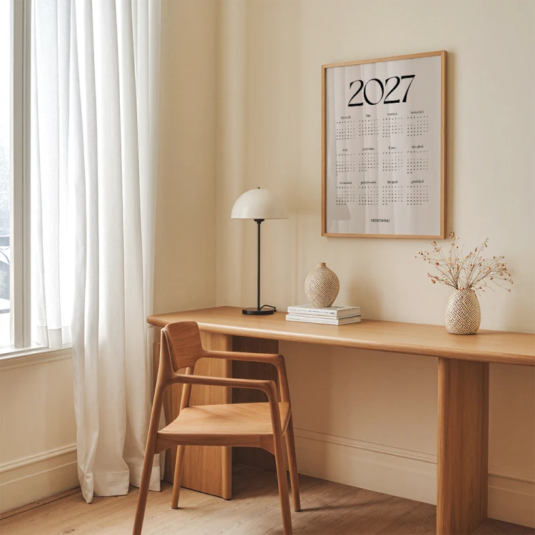 plakat kalendarz 2027 classic beige w drewnianej ramie nad biurkiem